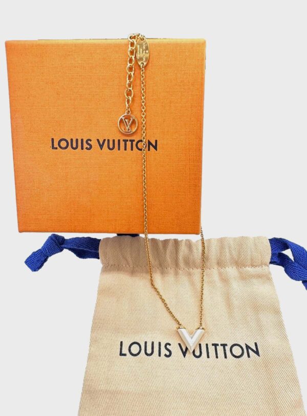 Neckalce Essential V